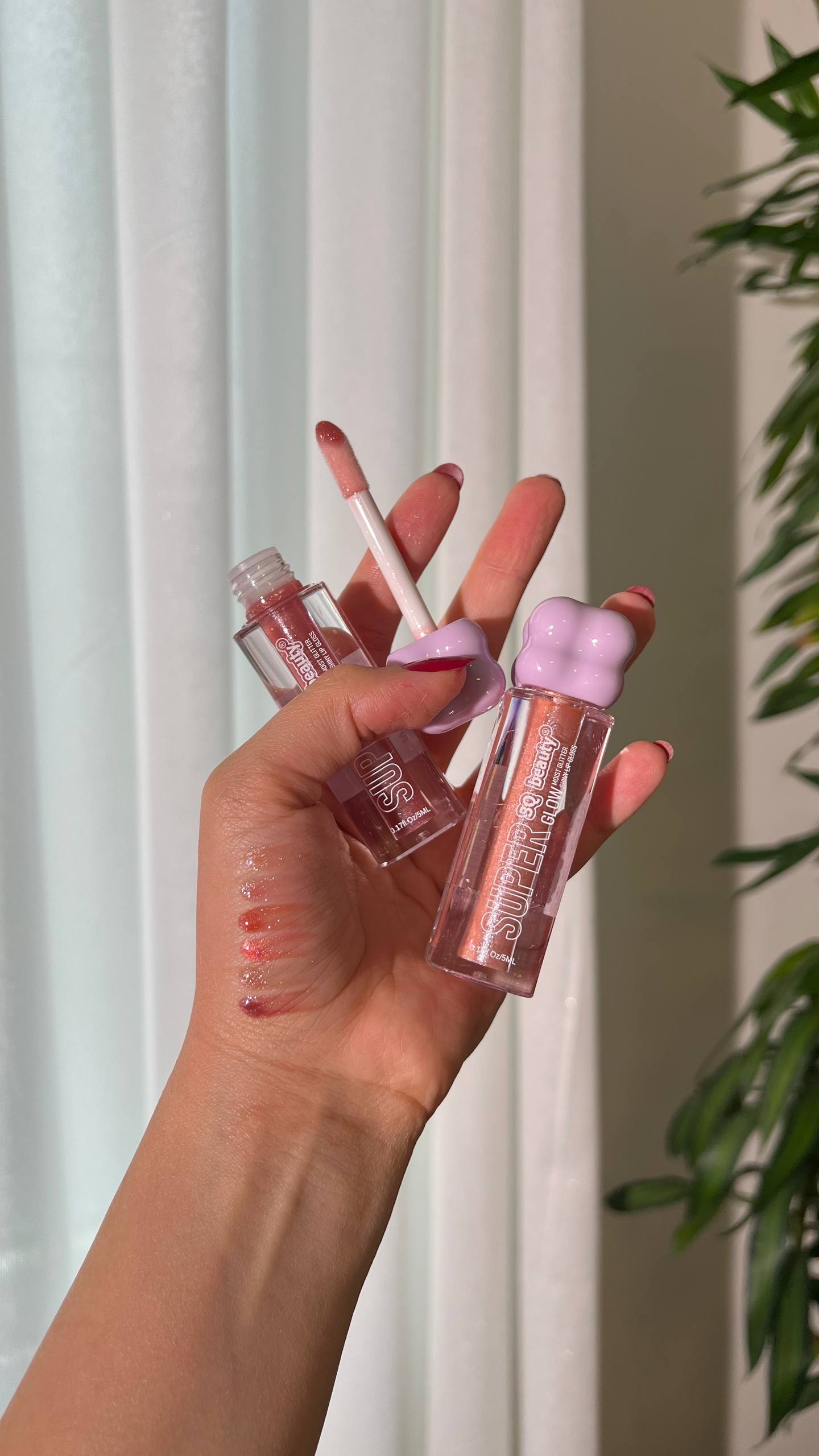 لیپ گلاس Lip Glossبافت سبکی داره با تنوع رنگ بالا